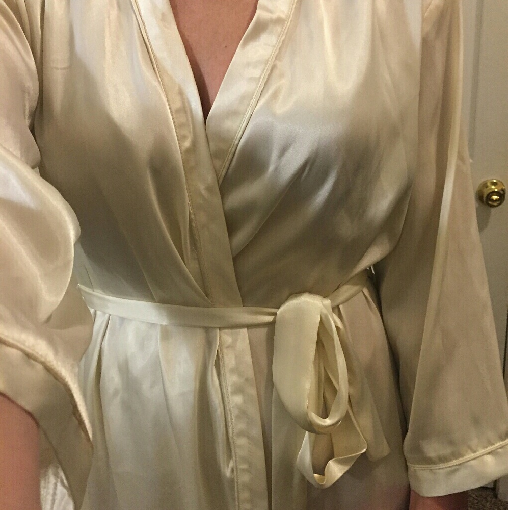 Enchanting 🌙 Kimono Style Cream/Ivory Satin Robe